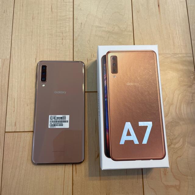 SAMSUNG(サムスン)のGALAXY A7 楽天モバイル SM-A750C ゴールド スマホ/家電/カメラのスマートフォン/携帯電話(スマートフォン本体)の商品写真