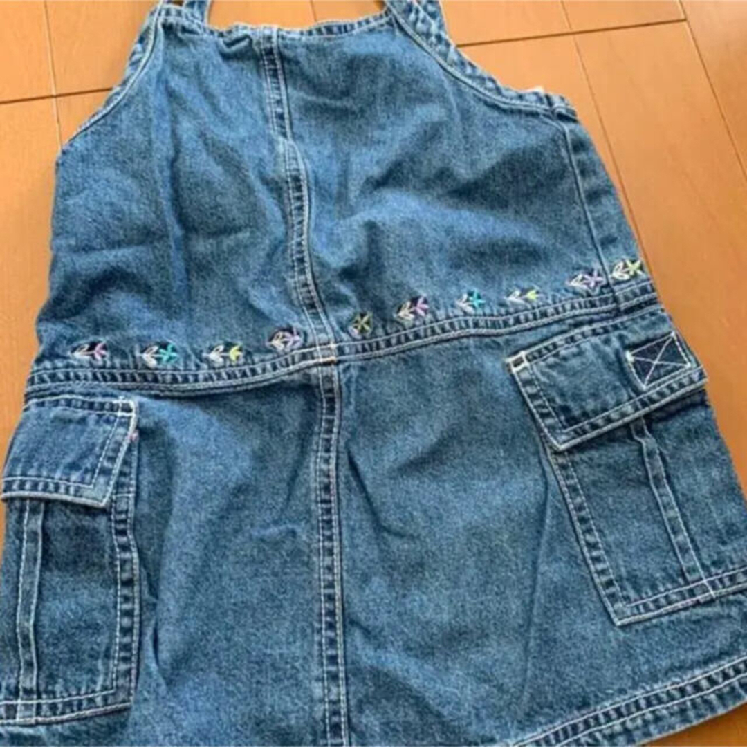 お花刺しゅう デニムジャンパースカート  キッズ/ベビー/マタニティのキッズ服女の子用(90cm~)(スカート)の商品写真