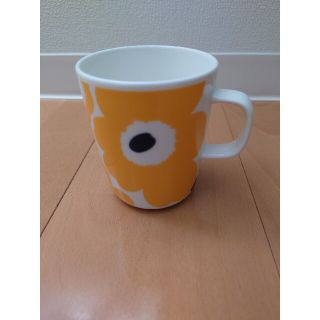 マリメッコ(marimekko)の【美品】マリメッコ　Unikko　マグカップ　イエロー(食器)