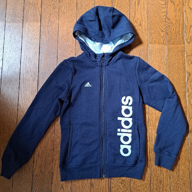 adidas(アディダス)の130~140センチ⭐adidas裏起毛パーカー(紺) キッズ/ベビー/マタニティのキッズ服男の子用(90cm~)(Tシャツ/カットソー)の商品写真