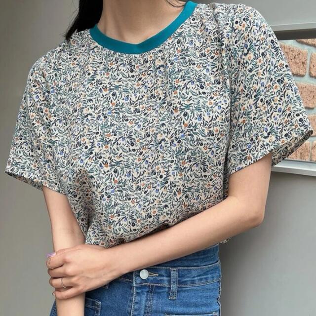 花柄Tシャツ レディースのトップス(シャツ/ブラウス(半袖/袖なし))の商品写真