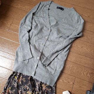 ザラ(ZARA)のZARA　グレーVネックカーディガン(カーディガン)