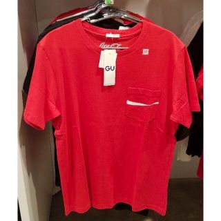 ジーユー(GU)のコカ・コーラTシャツ　GU　メンズ　Mサイズ　レッド　丸首　半袖(Tシャツ/カットソー(半袖/袖なし))