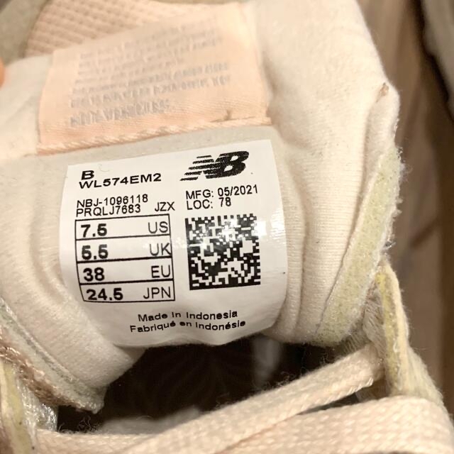 earth music & ecology(アースミュージックアンドエコロジー)の【むう様専用】newbalance×earthWL574 24.5㎝紐2色セット レディースの靴/シューズ(スニーカー)の商品写真