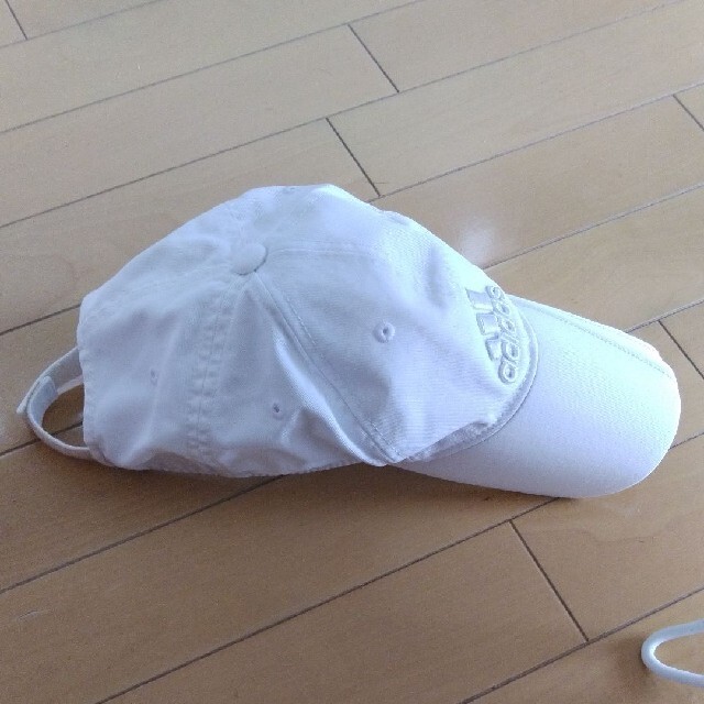 adidas(アディダス)のアディダス　白キャップ メンズの帽子(キャップ)の商品写真