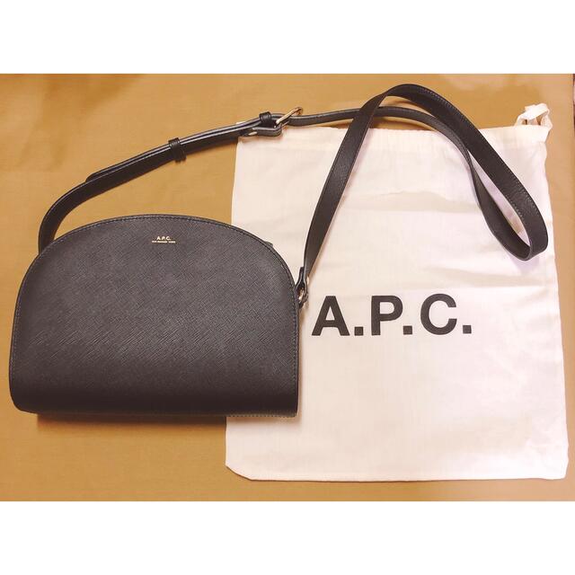 A.P.C ハーフムーンバッグ 定番ショルダー 黒ブラックエンボス-