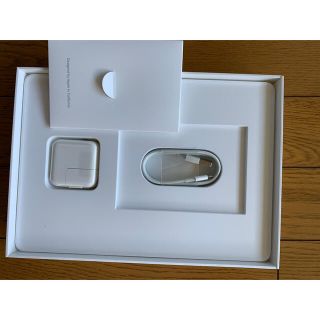 アップル(Apple)のiPod Airの付属品と箱(タブレット)