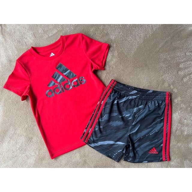 adidas(アディダス)のadidas キッズ　90 セットアップ キッズ/ベビー/マタニティのキッズ服男の子用(90cm~)(Tシャツ/カットソー)の商品写真