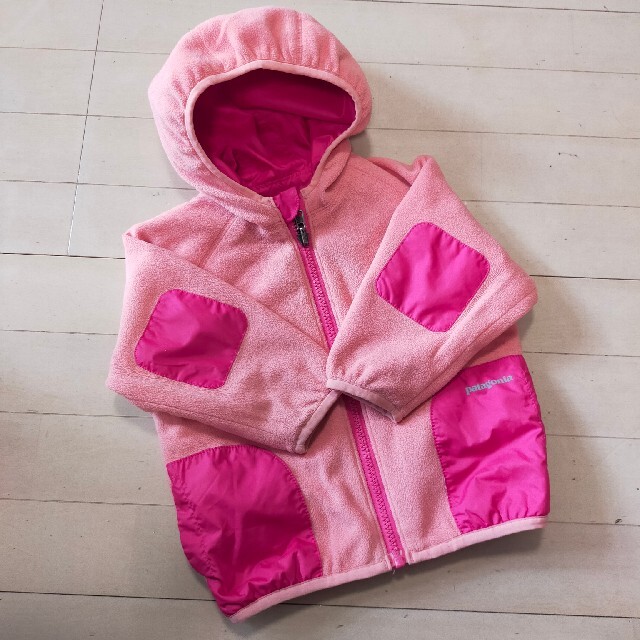 patagonia(パタゴニア)のパタゴニア　リバーシブル　アウター　ジャンパー　上着　80サイズ　12M　ピンク キッズ/ベビー/マタニティのベビー服(~85cm)(ジャケット/コート)の商品写真