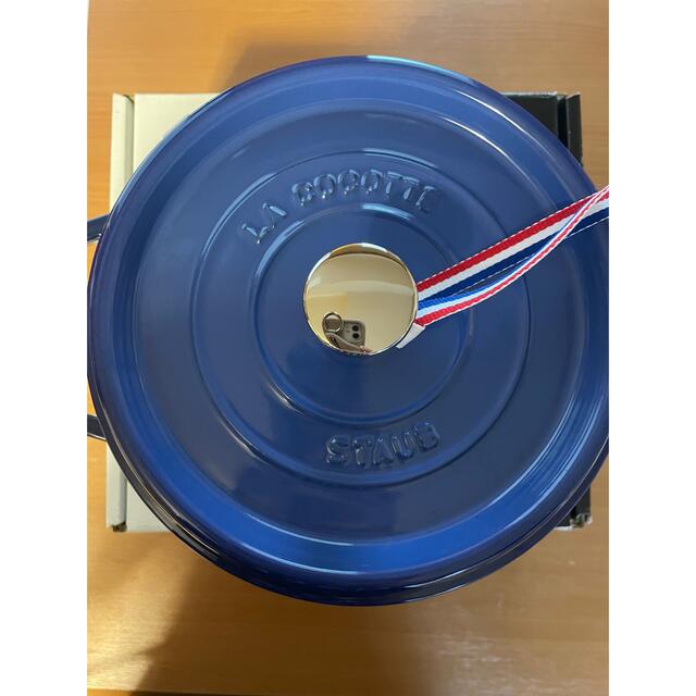 新品未使用 staub ココット ラウンド 青 22cm - 鍋/フライパン