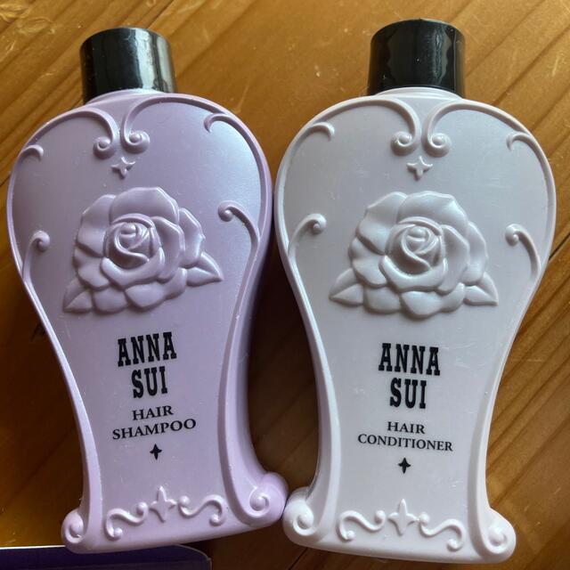 ANNA SUI(アナスイ)のアナスイシャンプーコンディショナー化粧水ケースとファンデーションパフ コスメ/美容のヘアケア/スタイリング(シャンプー/コンディショナーセット)の商品写真