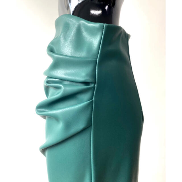 LE CIEL BLEU(ルシェルブルー)のフェイクレザースカート　タック入り　ブラウジング　スリット　イタリアインポート レディースのスカート(ロングスカート)の商品写真