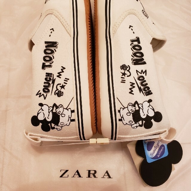 ZARA(ザラ)のzaraザラミッキーキャンバススリッポン ディズニーコラボ スニーカー レディースの靴/シューズ(スニーカー)の商品写真