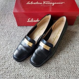 サルヴァトーレフェラガモ(Salvatore Ferragamo)のサルヴァトーレフェラガモ ゴールドメタル パンプス ローファー ブラック 24(ハイヒール/パンプス)