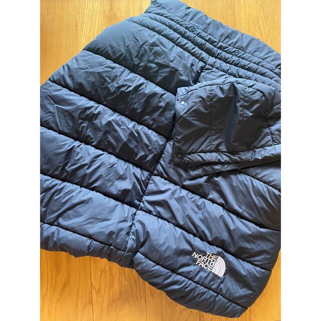 THE NORTH FACE(ザノースフェイス)のTHE NORTH FACE ベビーシェルブランケット　ネイビー　ケープ キッズ/ベビー/マタニティの外出/移動用品(抱っこひも/おんぶひも)の商品写真