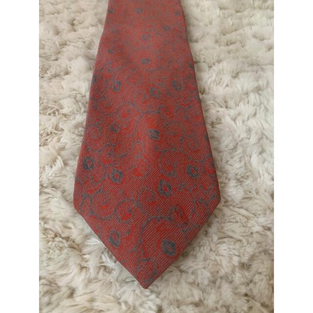 ジョルジオアルマーニ　ネクタイ　赤xグレー　柄物 メンズのファッション小物(ネクタイ)の商品写真