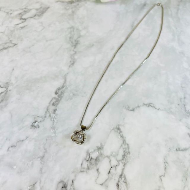 【新品】ダブルハートネックレス ホワイトゴールド ネックレス ハート シンプル レディースのアクセサリー(ネックレス)の商品写真