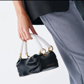 チャールズアンドキース(Charles and Keith)のチャールズアンドキース　ビジューハンドルバッグ　黒(ハンドバッグ)