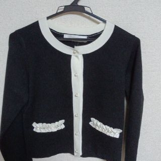 トッコ(tocco)のtocco closet　パール×フリル装飾バイカラーニットカーディガン　黒　ト(カーディガン)