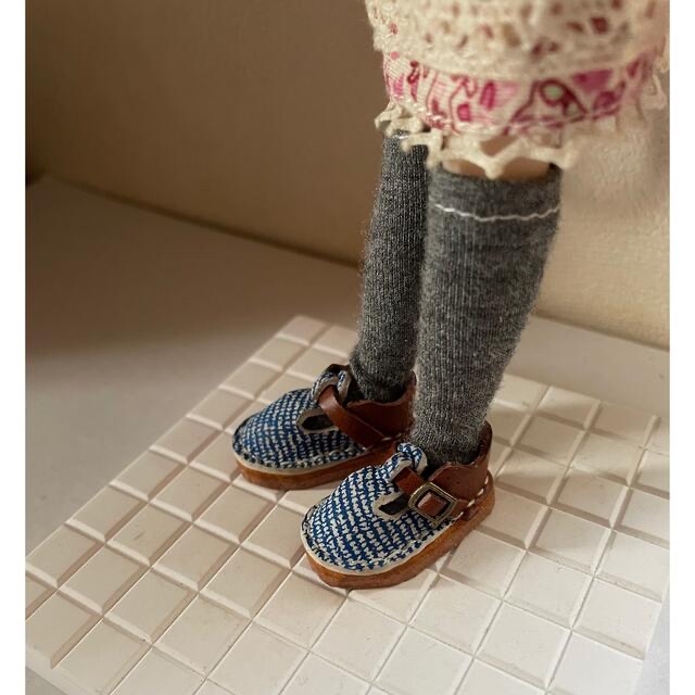 25-ジーンズ柄&ブラウンの革を使った　ミニチュアサボ靴 ハンドメイドのぬいぐるみ/人形(その他)の商品写真