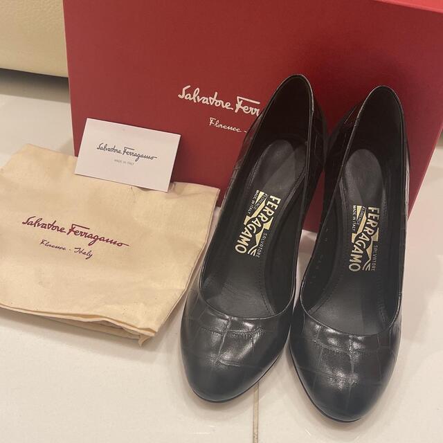 Ferragamo(フェラガモ)の未使用　フェラガモ　LIKE パンプス　6 1/2 パイソンヒール レディースの靴/シューズ(ハイヒール/パンプス)の商品写真