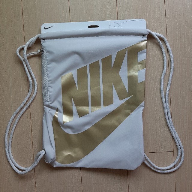 NIKE(ナイキ)の新品　NIKE　ジムサック　ナップサック　ホワイト　ゴールド　部活 メンズのバッグ(バッグパック/リュック)の商品写真