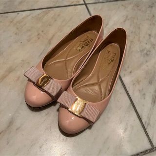 サルヴァトーレフェラガモ(Salvatore Ferragamo)のフェラガモ ヴァリナ ピンクベージュ 6D(バレエシューズ)