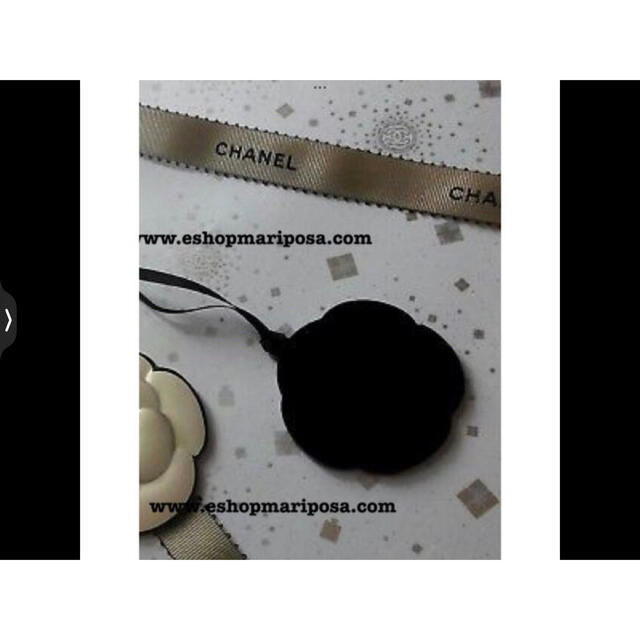CHANEL(シャネル)のシャネルチャーム カメリア型 プラスチック製 シャンパンゴールド黒 ココマーク入 インテリア/住まい/日用品のオフィス用品(ラッピング/包装)の商品写真