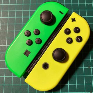 ニンテンドースイッチ(Nintendo Switch)のジョイコン  ★グリーン・イエロー★ 作動品　ストラップ付き‼️(家庭用ゲーム機本体)