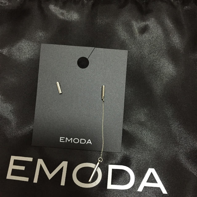 EMODA(エモダ)の新品♡エモダEMODA♡新作雑誌掲載♡両耳ピアス♡シルバー レディースのアクセサリー(ピアス)の商品写真