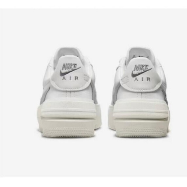 NIKE(ナイキ)のNIKE ナイキ エアフォース1 プラットフォーム　ホワイト　シルバー　LOW レディースの靴/シューズ(スニーカー)の商品写真