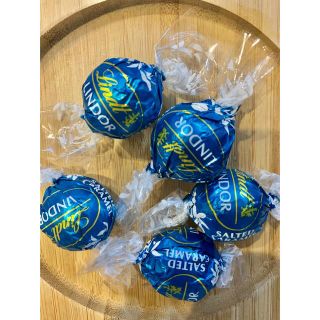 リンツ(Lindt)のリンツ　リンドールチョコレート　キャラメル5粒(菓子/デザート)