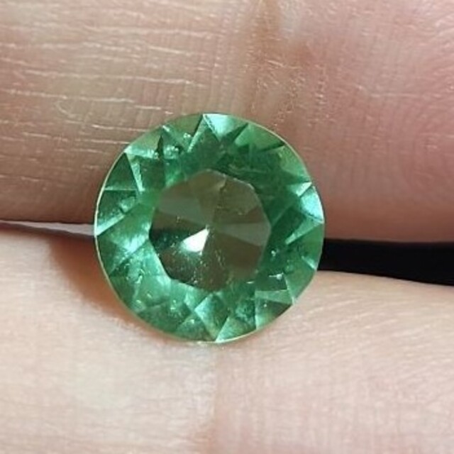 謎石蛍光ルース  2ct± 4