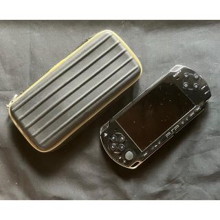 プレイステーションポータブル(PlayStation Portable)の【ジャンク】SONY PSP 2000 ブラック+ポーチ(携帯用ゲーム機本体)