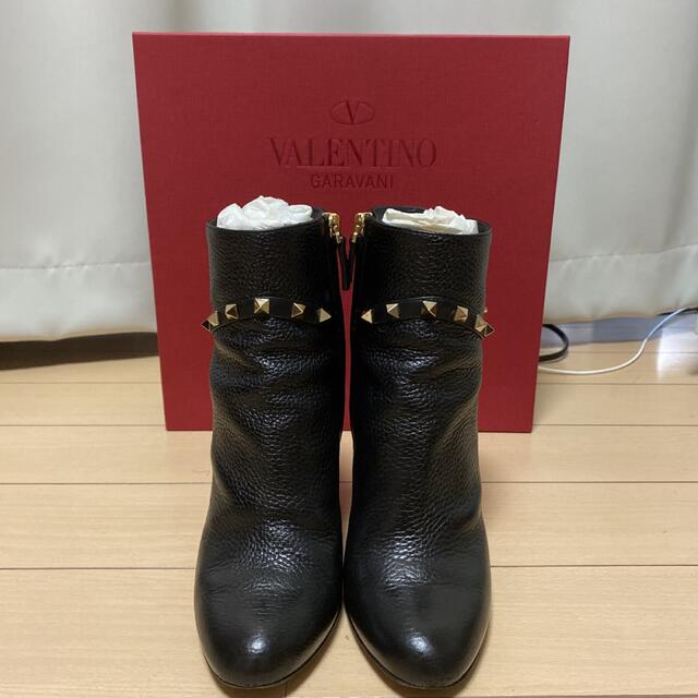 VALENTINO(ヴァレンティノ)のヴァレンティノ　スタッズ　ショートブーツ　ブーツ レディースの靴/シューズ(ブーツ)の商品写真