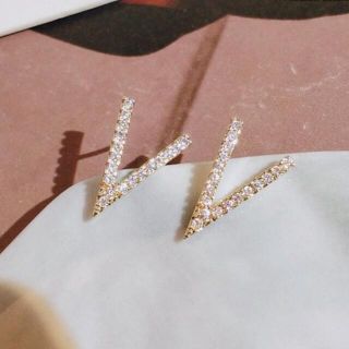 【 Vラインシンプルピアス 】(ピアス)