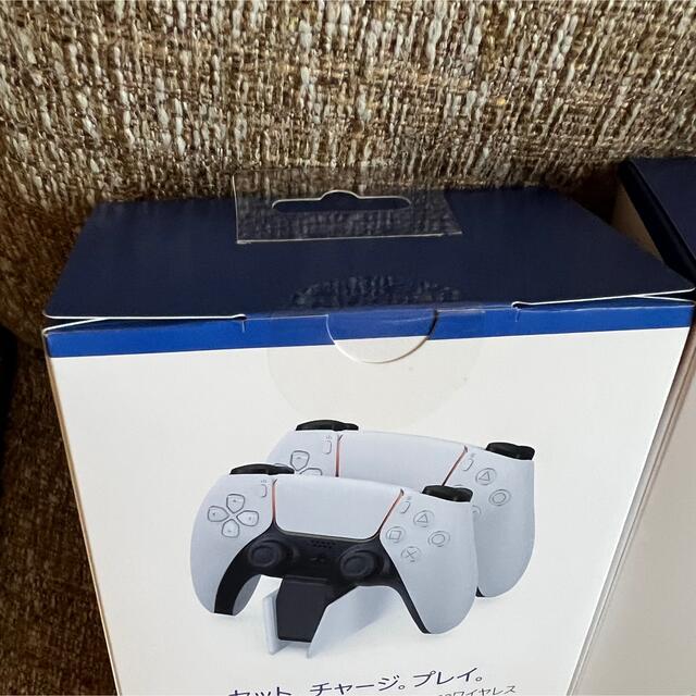 PlayStation(プレイステーション)のDualSense ブラック 充電器セット 未開封 エンタメ/ホビーのゲームソフト/ゲーム機本体(家庭用ゲーム機本体)の商品写真