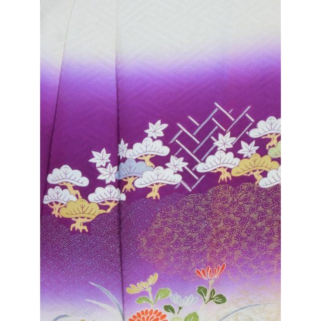 Ｓお仕立て上がり正絹振袖　紫色、白地に花、籠目模様　紗綾形地紋　綸子生地 レディースの水着/浴衣(振袖)の商品写真