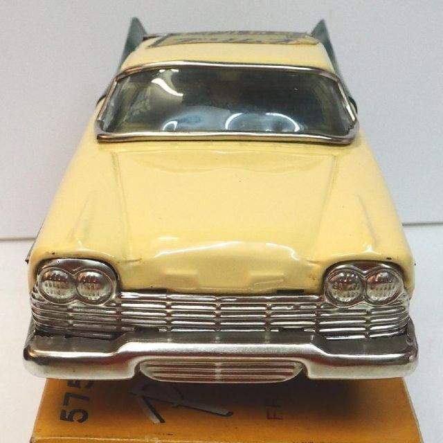 萬代屋 赤箱 575【58 クライスラー プリムス 白】ブリキ 自動車【箱付