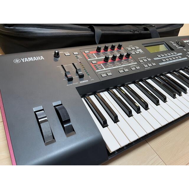 ヤマハ(ヤマハ)の【シンセサイザー】YAMAHA MOXF6 ソフトケース付き 楽器の鍵盤楽器(キーボード/シンセサイザー)の商品写真