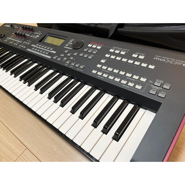 ヤマハ(ヤマハ)の【シンセサイザー】YAMAHA MOXF6 ソフトケース付き 楽器の鍵盤楽器(キーボード/シンセサイザー)の商品写真