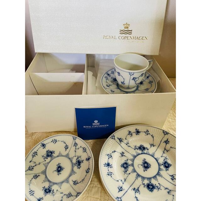 ROYAL COPENHAGEN(ロイヤルコペンハーゲン)の【新品】ロイヤルコペンハーゲン　ブルーフルーテッド　コーヒーカップ&デザート皿 インテリア/住まい/日用品のキッチン/食器(グラス/カップ)の商品写真