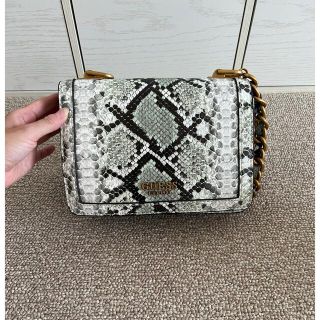 ゲス(GUESS)のGUESS ABEY Crossbody Flap(ショルダーバッグ)