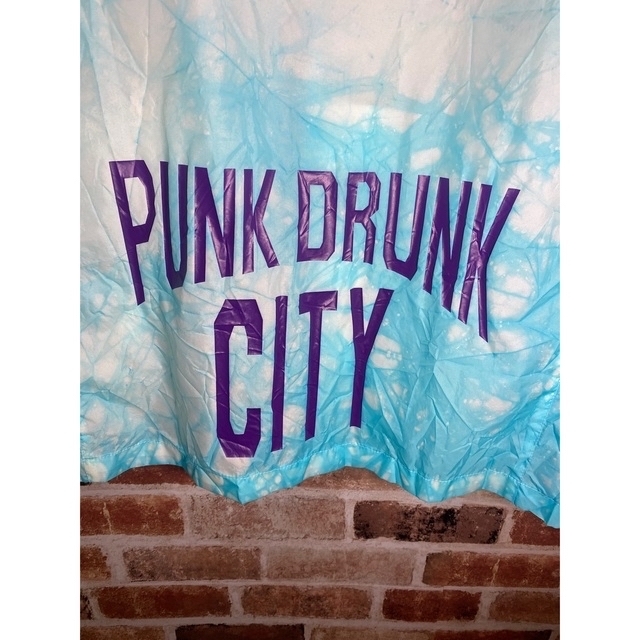 PUNK DRUNKERS(パンクドランカーズ)のPDS PUNK DRUNK CITYブルー　Lサイズ メンズのジャケット/アウター(ナイロンジャケット)の商品写真