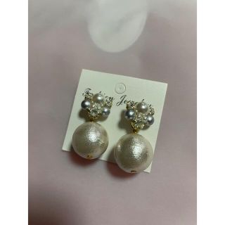 パール　フラワー　ピアス　新品未使用(ピアス)