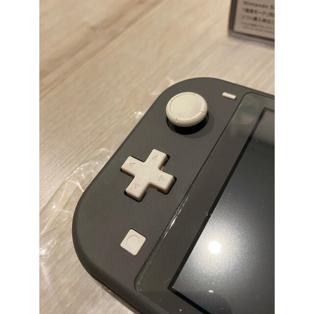 Nintendo Switch(ニンテンドースイッチ)のBOXER様専用【美品】Switch Lite グレー本体 2021年製 エンタメ/ホビーのゲームソフト/ゲーム機本体(携帯用ゲーム機本体)の商品写真