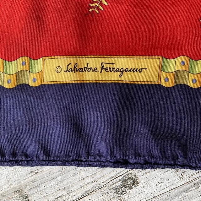 Salvatore Ferragamo(サルヴァトーレフェラガモ)のサルヴァトーレフェラガモボタニカルスカーフシルク製大判花柄 レディースのファッション小物(バンダナ/スカーフ)の商品写真