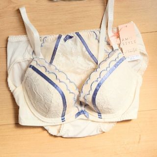 アモスタイル(AMO'S STYLE)のアモスタイルB65☆夢みるブラ Deep V カラフルフラワー トリンプ(その他)