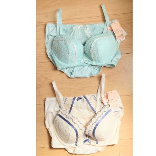 アモスタイル(AMO'S STYLE)のアモスタイルB70☆夢みるブラ Deep V カラフルフラワー トリンプ(その他)