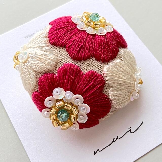 モロッカン風 お花の刺繍ブローチ 刺繍ビーズ リネン生地